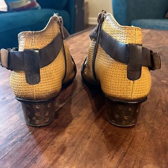 Unity in Diversity Silene sandal, size 5.5! - Picture 4 of 8